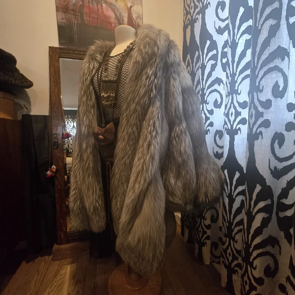 Luxurious Fox Fur Coat - Gray - Picture 6 of 16